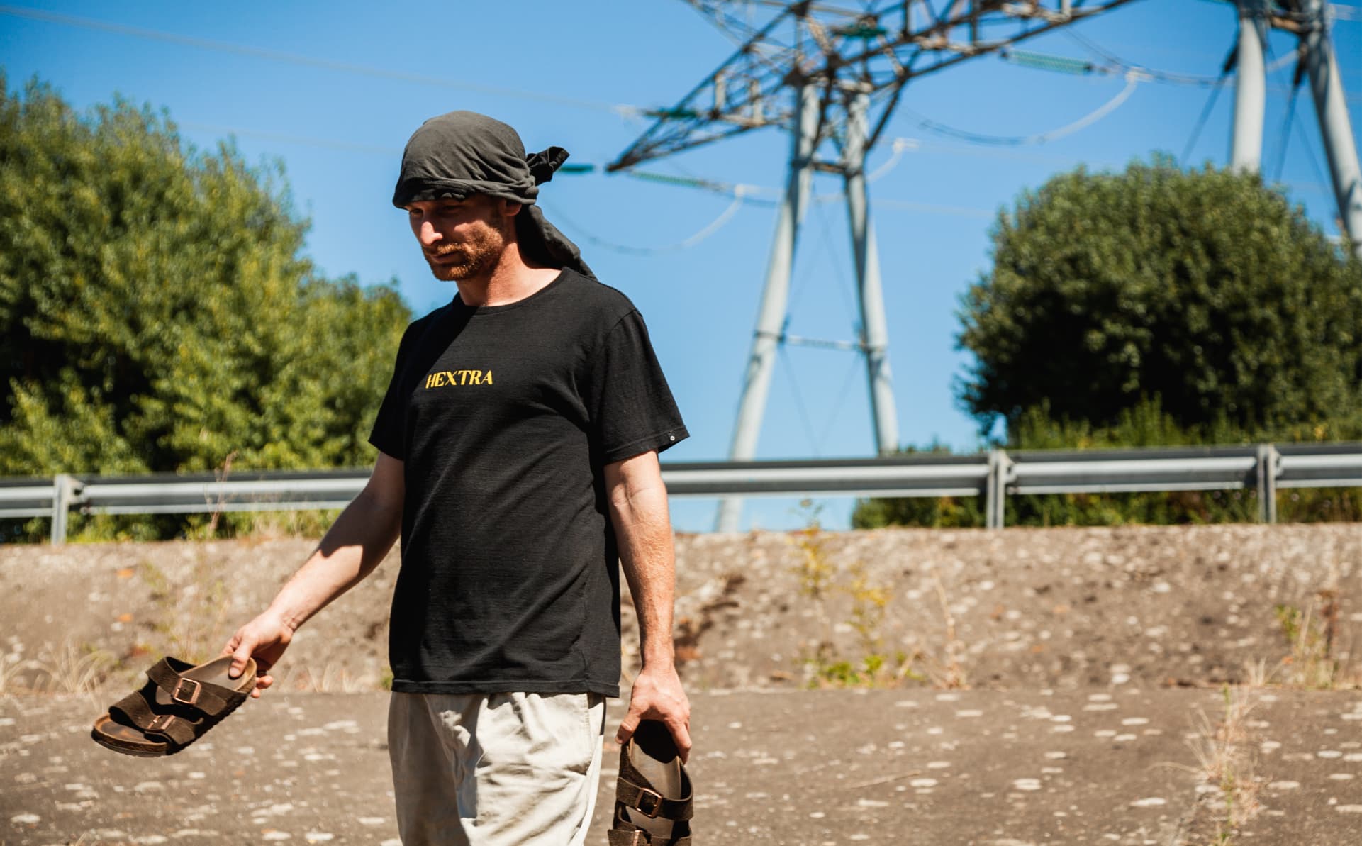 George Briggs porte un tee-shirt Hextra Skateboarding fabriqué en France à partir de coton recyclé.