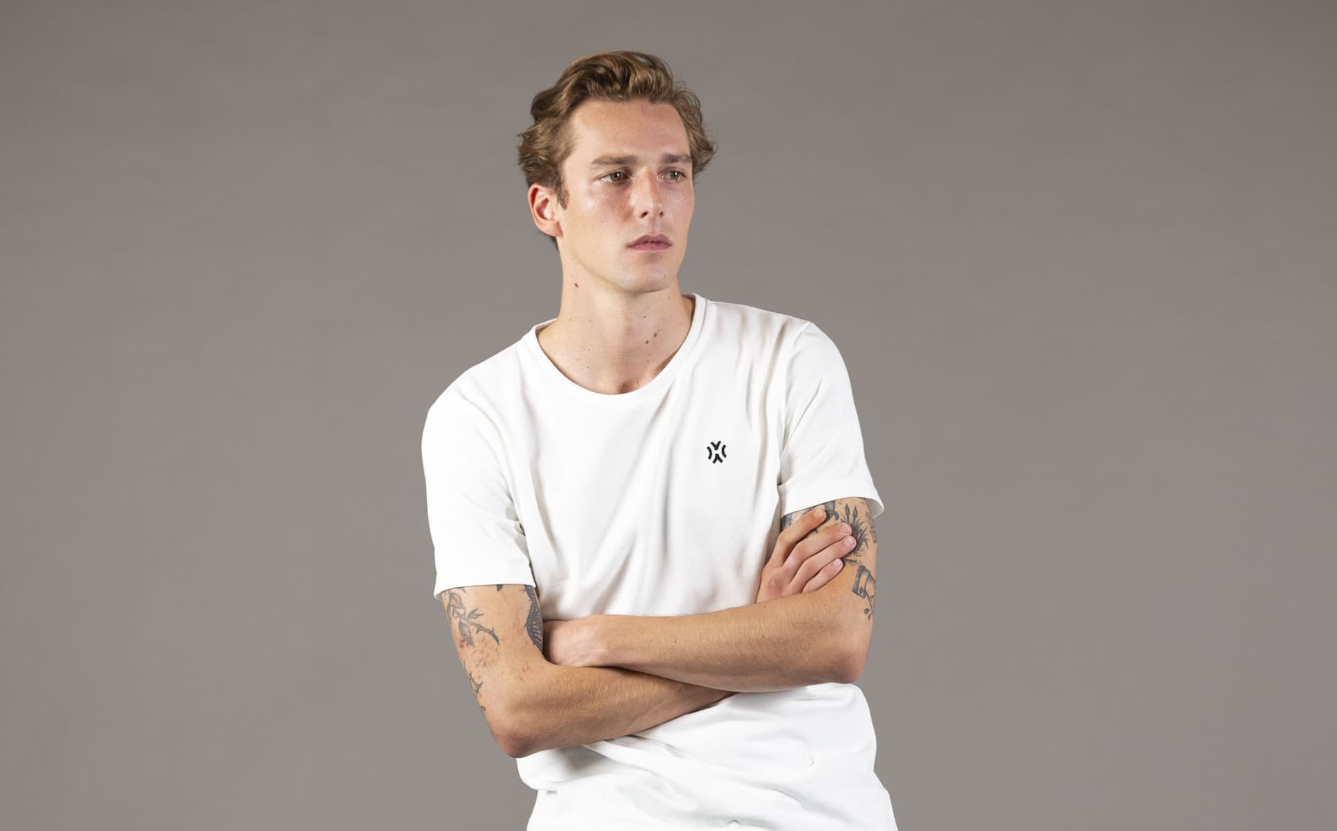 Quentin Demeester porte un tee-shirt Hextra Skateboarding fabriqué en France à partir de coton recyclé.