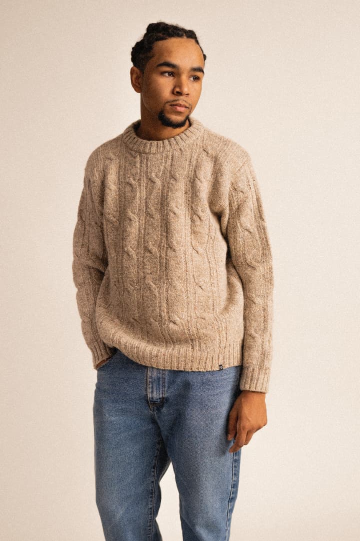 Amiel Coralia porte un pull de seconde main Hextra Shift, chiné à Bordeaux.