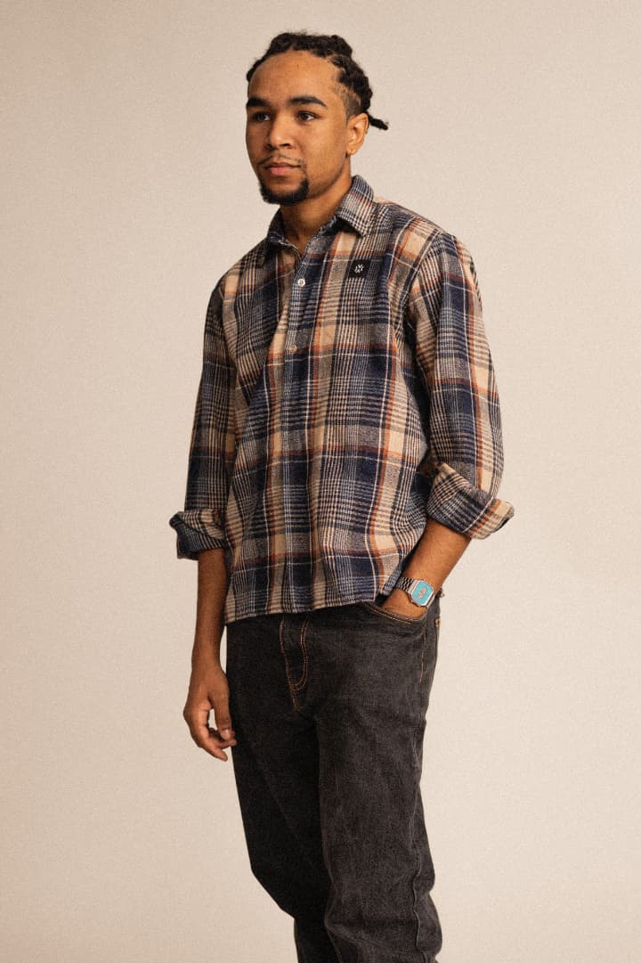 Amiel Coralia porte une chemise de seconde main Hextra Shift.