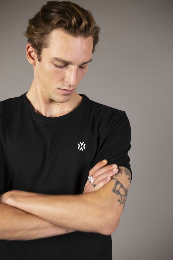 Quentin Demeester porte un tee-shirt Hextra Skateboarding fabriqué en France à partir de coton recyclé.