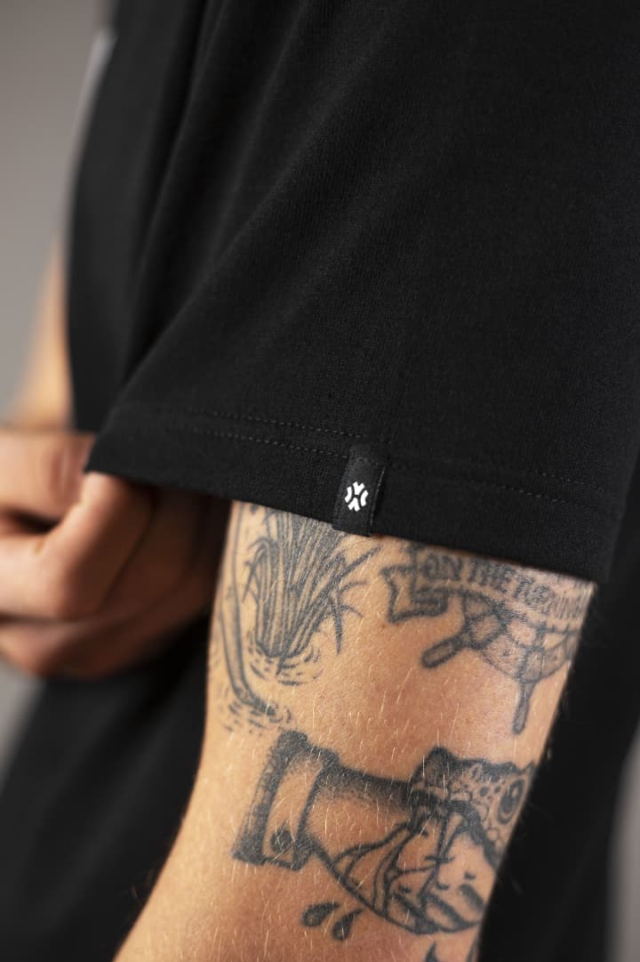 Quentin Demeester porte un tee-shirt Hextra Skateboarding fabriqué en France à partir de coton recyclé.