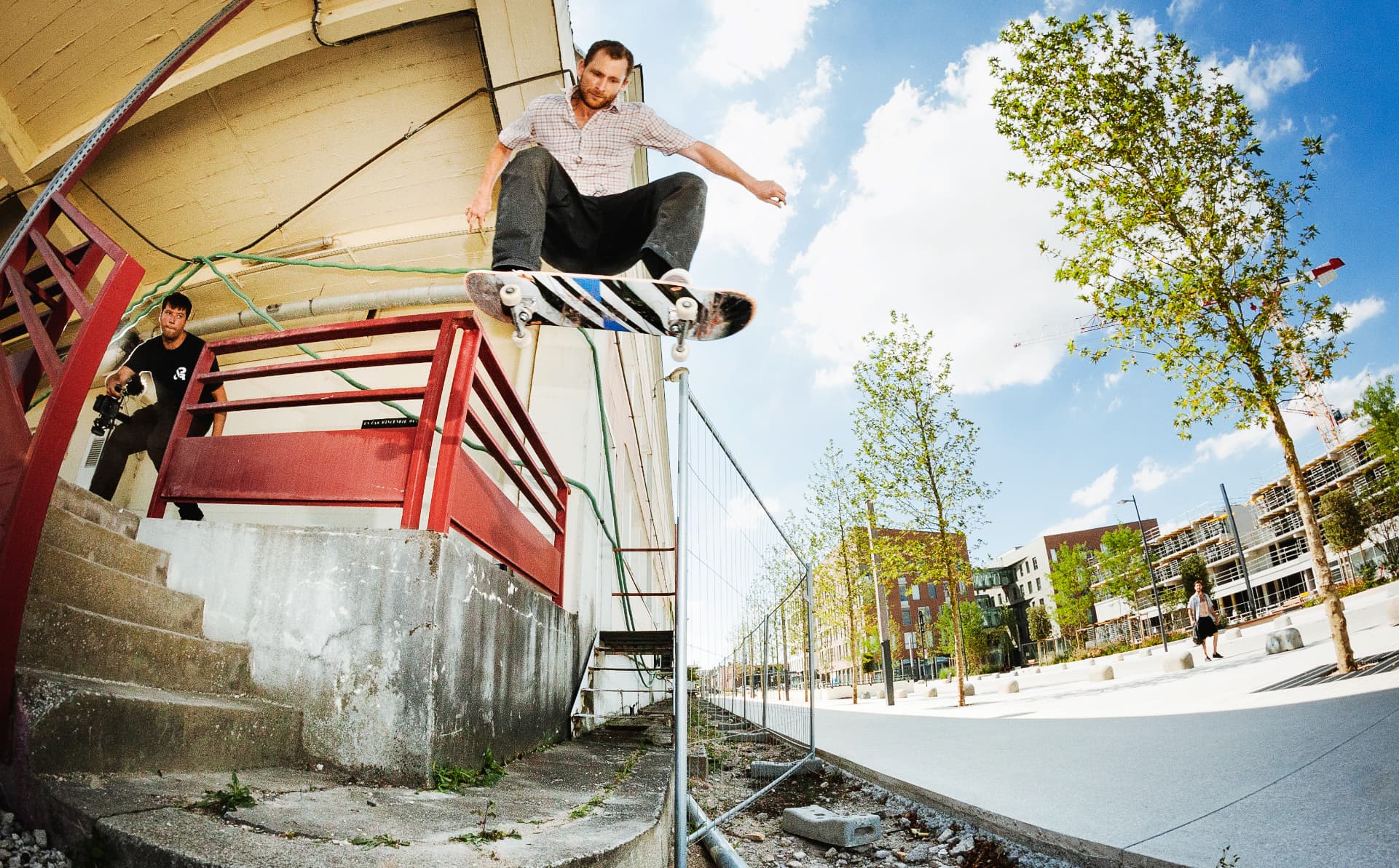 George Briggs passe la planche de skateboard Hextra Skateboarding au test en ollie à Orléans, filmé par Robin Claude.