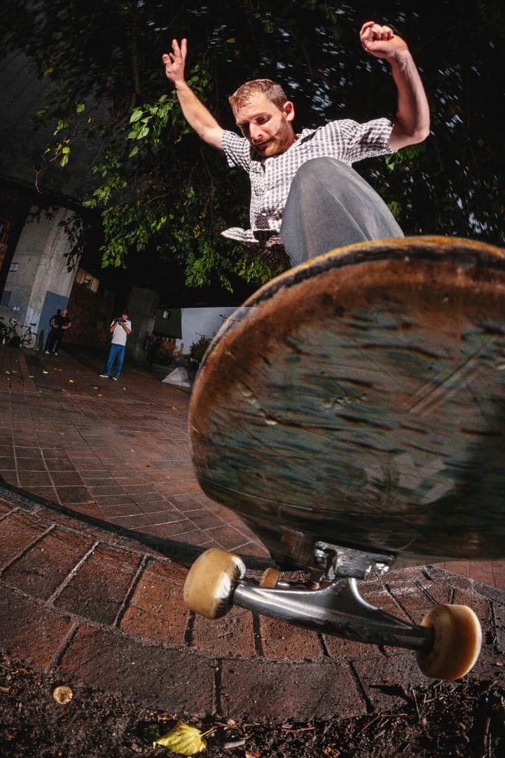 George Briggs en frontside bluntslide à Bordeaux.