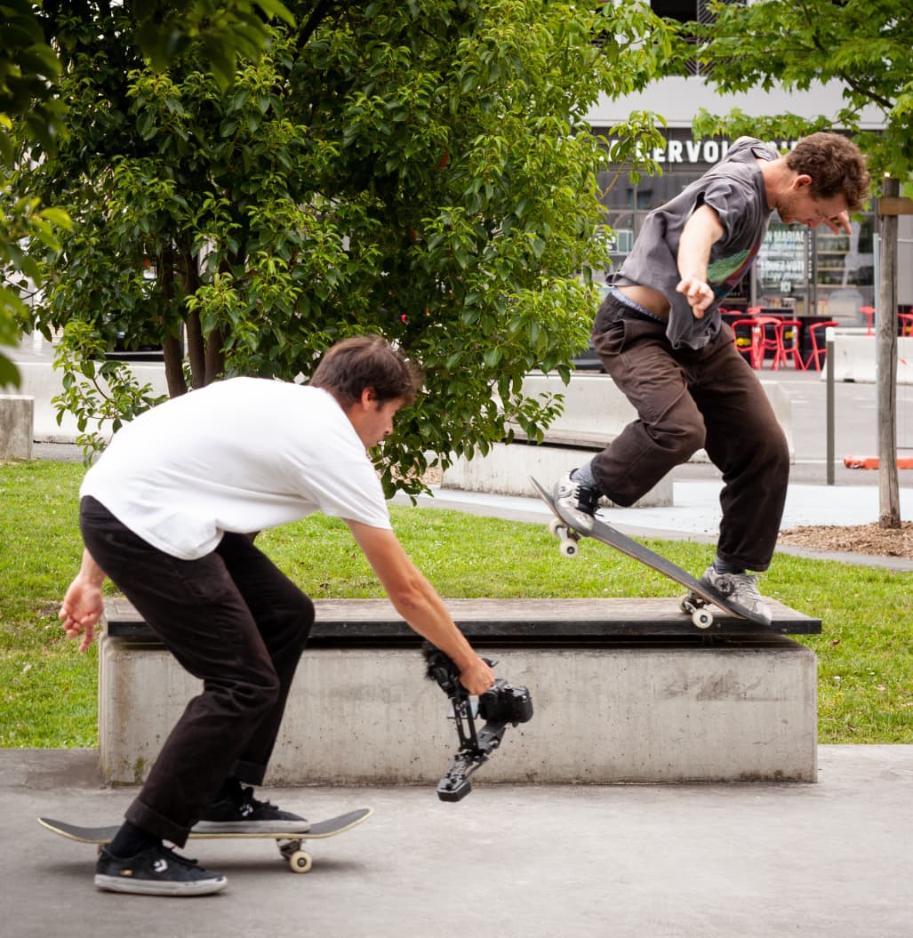 George Briggs en backside nosegrind à Bordeaux, filmé par Robin Claude.