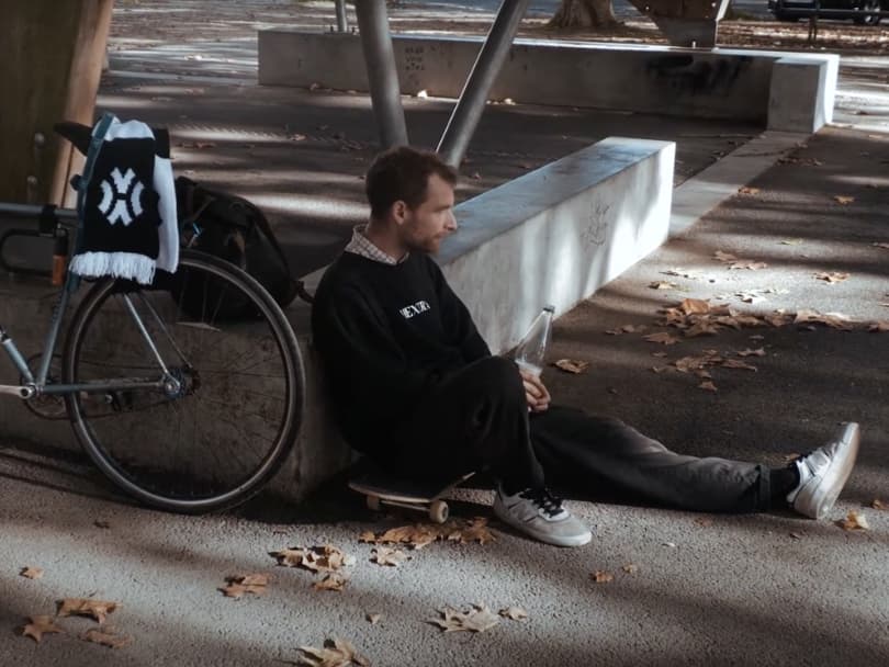 George Briggs skate à travers Bordeaux pour le lancement de la capsule automne/hiver Hextra Skateboarding.